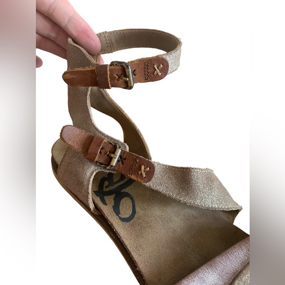 OTBT Women's March On Flat Sandals Grey Silver Metallic Brown Leather Comfy! - Picture 5 of 10